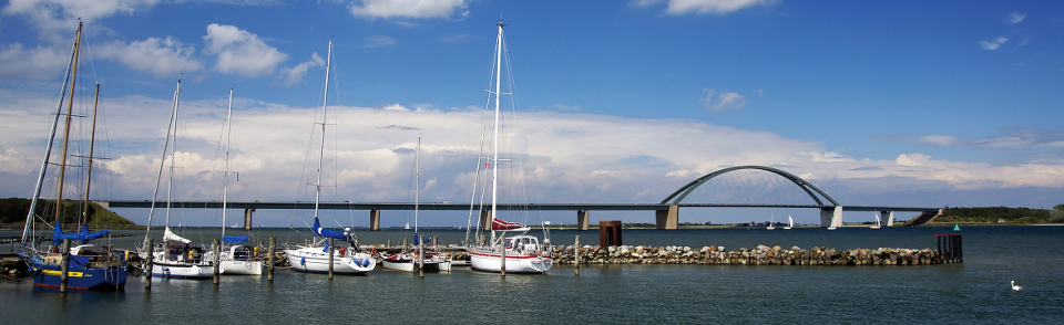 Blick auf die Fehmarnsundbrücke und einige Segelboote davor
